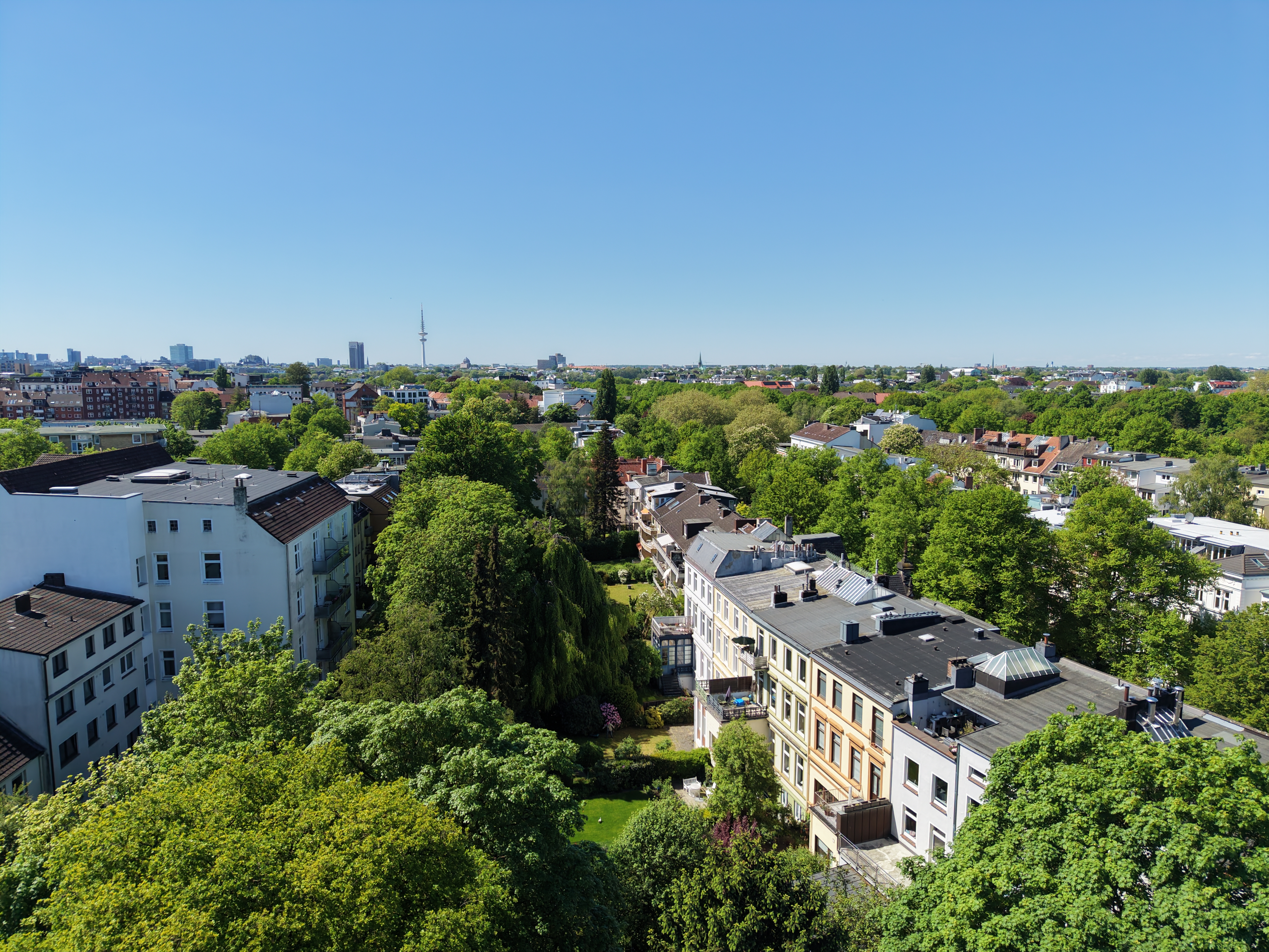 Above the rooftops of Hamburg – spacious period maisonette with roof terrace and expansive views